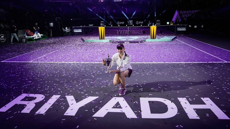 Elena Rybakina, du Kazakhstan, pose avec le trophée après avoir battu Aryna Sabalenka, de Biélorussie, lors du dernier match en simple féminin de la finale WTA à Riyad, en Arabie Saoudite, le samedi 8 novembre 2025. (AP Photo/Fatima Shbair)