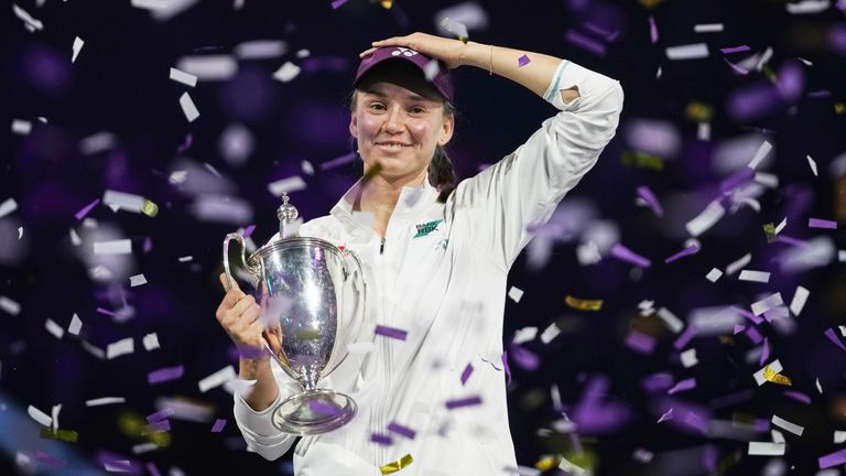 Elena Rybakina célèbre avec le trophée après avoir battu Aryna Sabalenka en finale WTA (AP Photo/ Fatima Shbair)