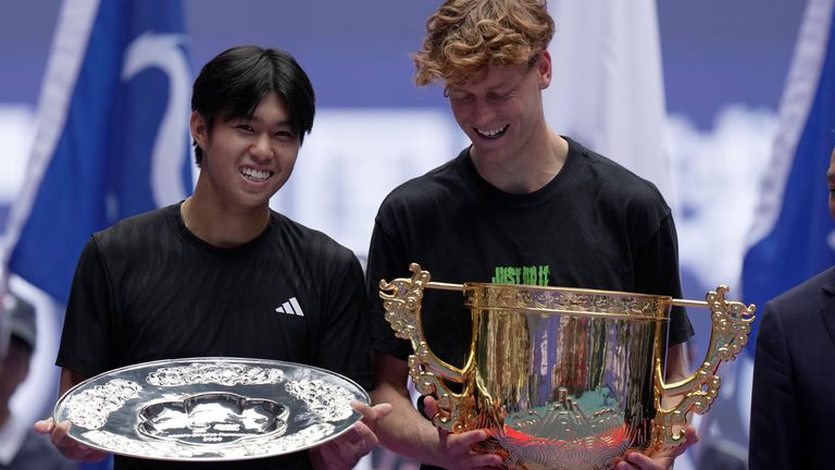 Jannik Sinner avec son trophée après avoir battu Learner Tien lors de la finale du simple messieurs de l'Open de Chine (AP Photo/Mahesh Kumar A.)