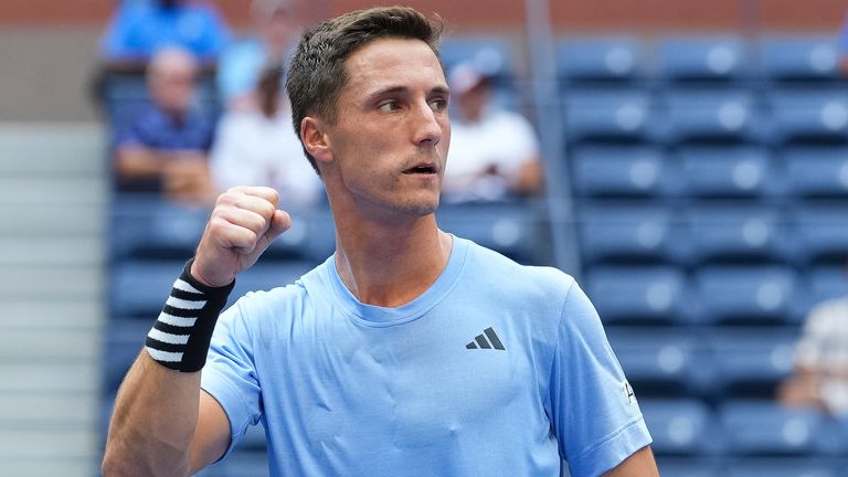Joe Salisbury réagit lors d'un match de championnat de double masculin à l'US Open 2023, le vendredi 8 septembre 2023 à Flushing, New York. (Darren Carroll/USTA via AP)