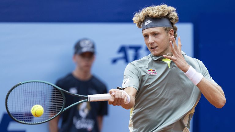 Martin Landaluce, d'Espagne, en action contre David Goffin, de Belgique, lors du tournoi de tennis Swiss Open à Gstaad, en Suisse, le mardi 27 juillet.