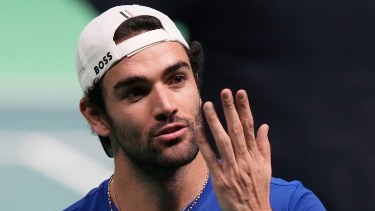L'Italien Matteo Berrettini célèbre après avoir remporté un match de tennis en finale de la Coupe Davis contre l'Espagnol Pablo Carreno Busta, à Bologne, en Italie, le dimanche 23 novembre 2025. (AP Photo/Luca Bruno)