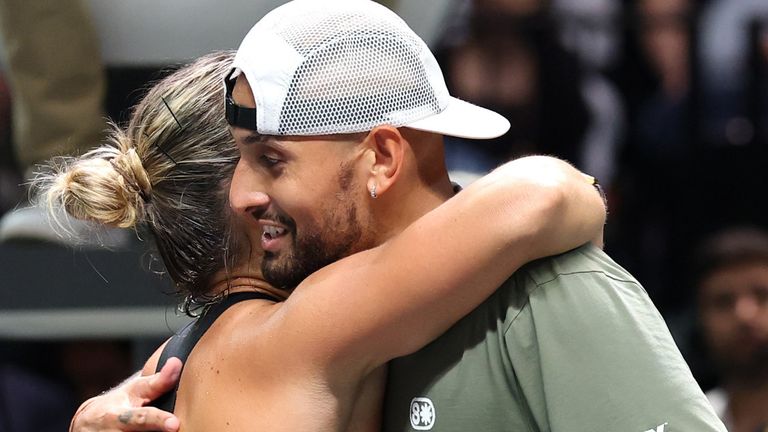 Nick Kyrgios et Aryna Sabalenka s'embrassent devant le filet à la fin de leur match de la Bataille des Sexes, à Dubaï, aux Émirats arabes unis.