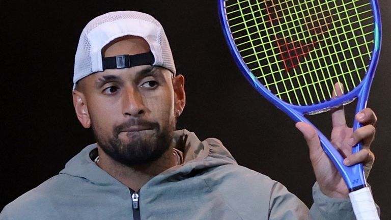 Nick Kyrgios se rend sur le terrain pour le match de la Bataille des Sexes entre Aryna Sabalenka et Nick Kyrgios à Dubaï, aux Émirats arabes unis.