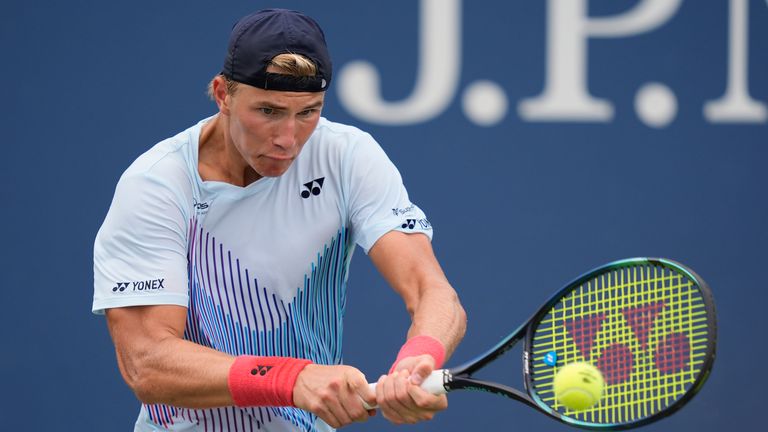 Nicolai Budkov Kjaer, de Norvège, renvoie un tir à Rafael Jodar, d'Espagne, lors de la finale du simple garçons des championnats de tennis de l'US Open, le samedi 7 septembre 2024, à New York. (Photo AP/Julia Nikhinson)