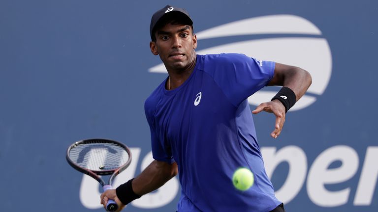 Nishesh Basavareddy, des États-Unis, lors du premier tour des championnats de tennis de l'US Open, le lundi 25 août 2025, à New York. (Photo AP/Adam Hunger)