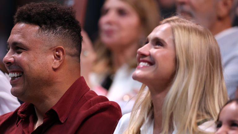 Les anciens footballeurs Ronaldo et Celina Locks regardent le terrain pendant le match de la Bataille des Sexes entre Aryna Sabalenka et Nick Kyrgios, à Dubaï, aux Émirats arabes unis, le dimanche 28 décembre 2025. (Christopher Pike/Pool Photo via AP)