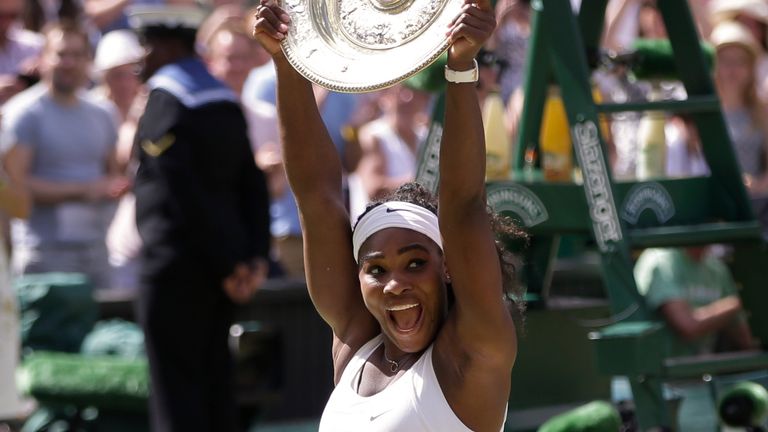 Serena Williams brandit le trophée après avoir remporté la finale du simple féminin à Wimbledon en 2015.