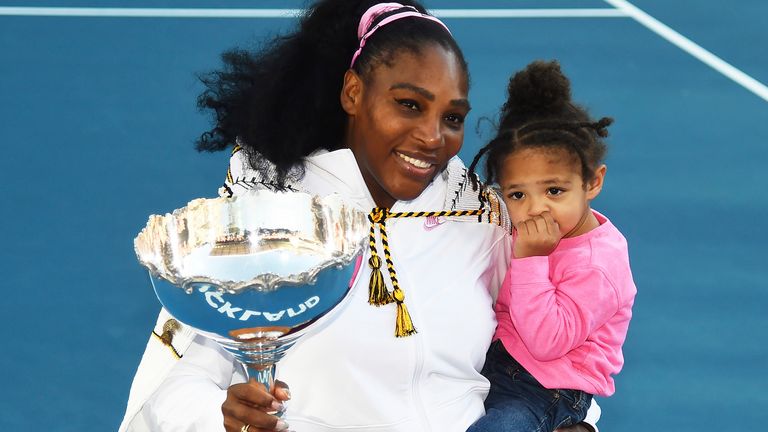 Serena Williams tient sa fille et le trophée ASB après avoir remporté son match de finale en simple en 2020