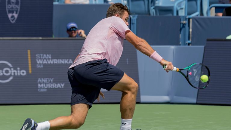 15 août 2022, Mason, Ohio, États-Unis : Stan Wawrinka (SUI) a tiré un coup de revers lors du premier tour de lundi de l'Open de l'Ouest et du Sud à 
