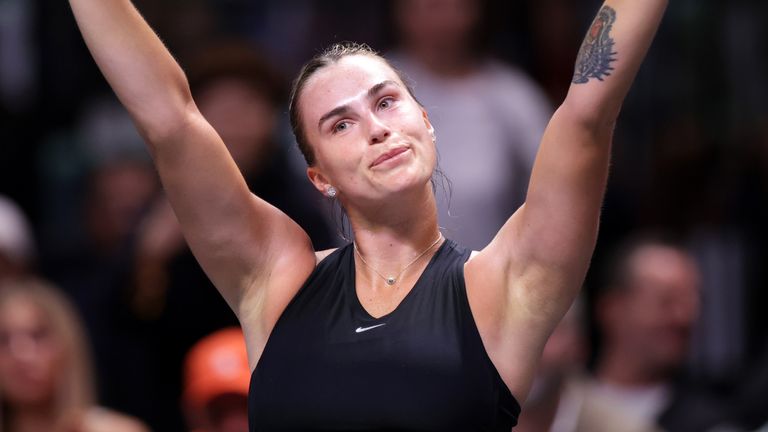 Aryna Sabalenka salue la foule après sa défaite face à Nick Kyrgios lors du match d'exhibition « La bataille des sexes »