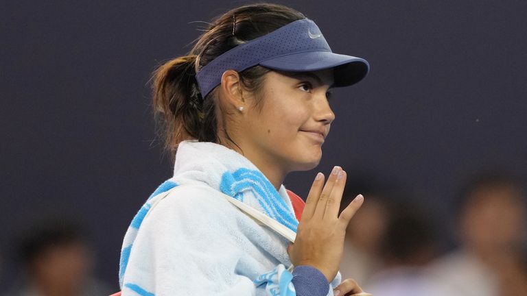 Emma Raducanu quitte le terrain après avoir perdu contre Jessica Pegula à l'Open de Chine 