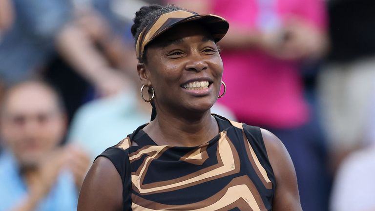 Venus Williams des États-Unis célèbre avec sa partenaire Leylah Fernandez du Canada (non représentée) après avoir battu Shuai Zhang de Chine a