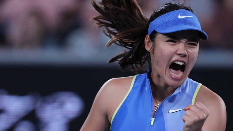 Emma Raducanu, de Grande-Bretagne, réagit après avoir remporté un point contre Mananchaya Sawangkaew, de Thaïlande, lors de leur premier match à l'Austra