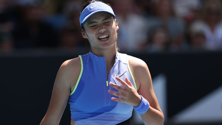 Emma Raducanu, de Grande-Bretagne, réagit au deuxième tour du simple féminin contre Anastasia Potapova, d'Autriche, au cours du quatrième jour du 2026 
