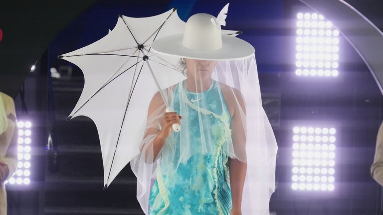 Naomi Osaka, du Japon, entre dans la Rod Laver Arena pour son match du premier tour contre Antonia Ruzic, de Croatie, à l'Open d'Australie de tennis à Melbourne, en Australie, le mardi 20 janvier 2026. (AP Photo/Asanka Brendon Ratnayake)