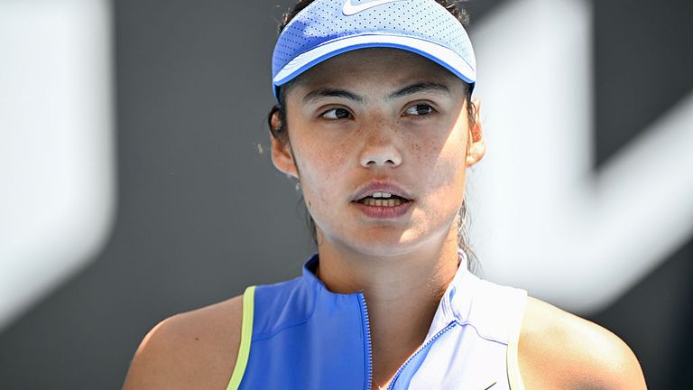 Emma Raducanu, de Grande-Bretagne, réagit après avoir perdu un point contre Anastasia Potapova, d'Autriche, lors du deuxième tour du simple féminin. 