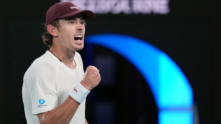 Alex de Minaur, d'Australie, célèbre après avoir battu Alexander Bublik, du Kazakhstan, lors de son quatrième match à l'Open d'Australie.