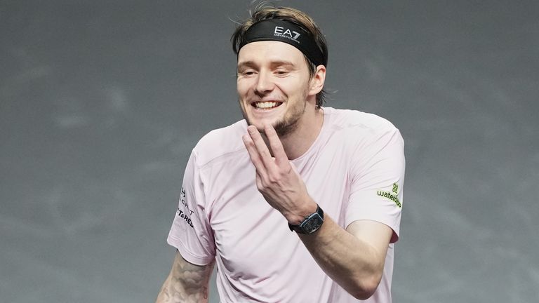 Alexander Bublik réagit lors d'un match de demi-finale du tournoi de tennis Paris Masters contre Felix Auger-Aliassime du Canada à Paris, le samedi