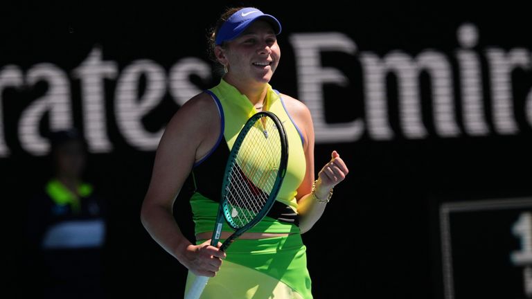 Amanda Anisimova des États-Unis réagit après avoir battu Wang Xinyu de Chine lors de leur quatrième match au champi de tennis de l'Open d'Australie