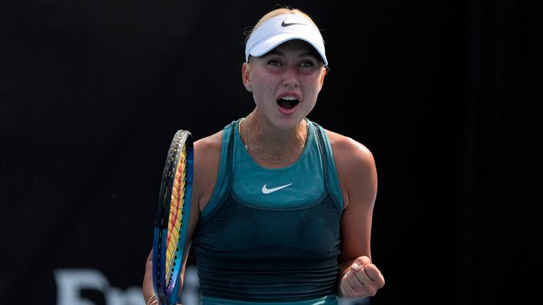 Anastasia Potapova, de Russie, réagit après avoir battu la Slovène Tamara Zidansek lors de leur match du premier tour de l'Open d'Australie de tennis à Melbourne, en Australie, le lundi 13 janvier 2025. (AP Photo/Manish Swarup)