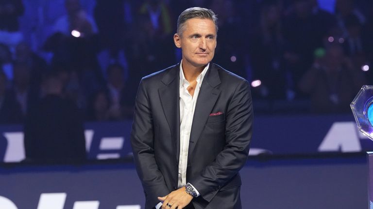 Le président de l'ATP, Andrea Gaudenzi, se tient à la fin du match final de tennis en simple des finales de l'ATP World Tour, à Turin, en Italie, le dimanche 11 novembre.