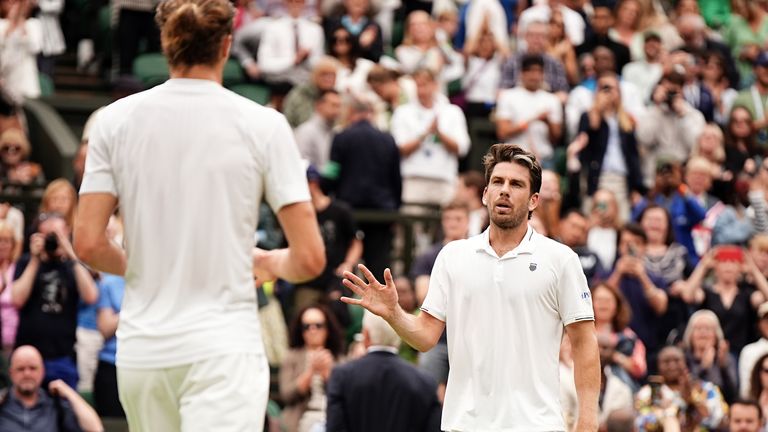 Cameron Norrie semble abattu après sa défaite contre Alexander Zverev lors de la sixième journée des championnats de Wimbledon 2024 au All England Law