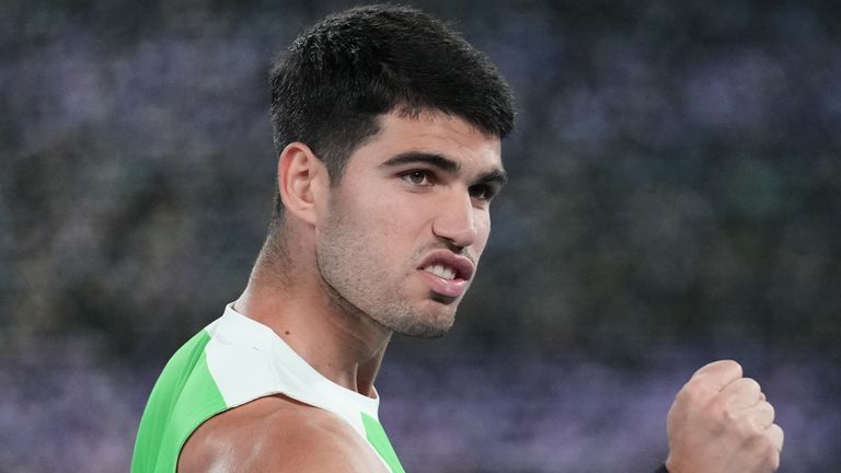 L'Espagnol Carlos Alcaraz célèbre après avoir battu l'Australien Adam Walton lors de leur match du premier tour de l'Open d'Australie de tennis à Melbourne, en Australie, le dimanche 18 janvier 2026. (AP Photo/Dita Alangkara)