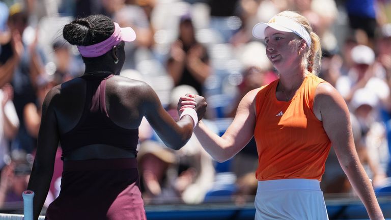 Victoria Mboko, à gauche, du Canada, est félicitée par Clara Tauson