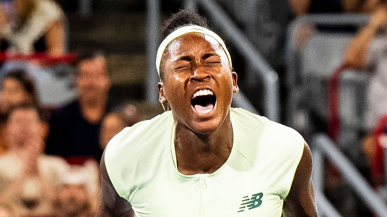 Coco Gauff des États-Unis célèbre après avoir battu Danielle Collins