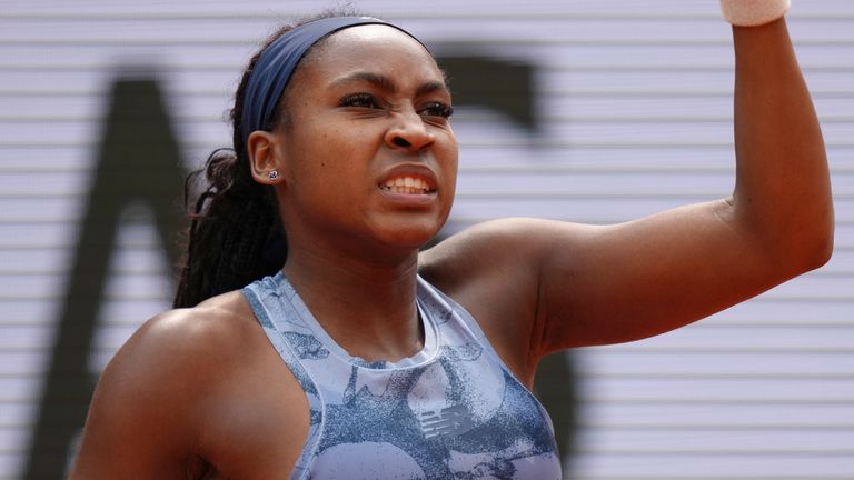 Coco Gauff des États-Unis réagit alors qu'elle joue contre Aryna Sabalenka du Bélarus lors de leur dernier match de l'Open de France de tennis au Rola