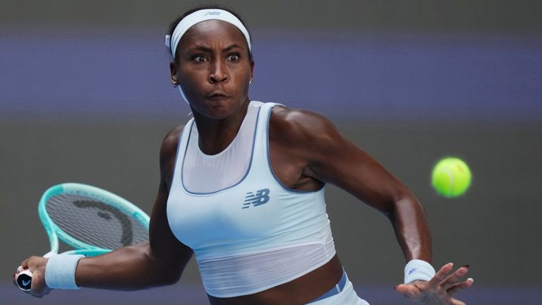 Coco Gauff des États-Unis joue un coup droit à Belinda Bencic de Suisse lors d'un match féminin de l'Open de tennis de Chine à