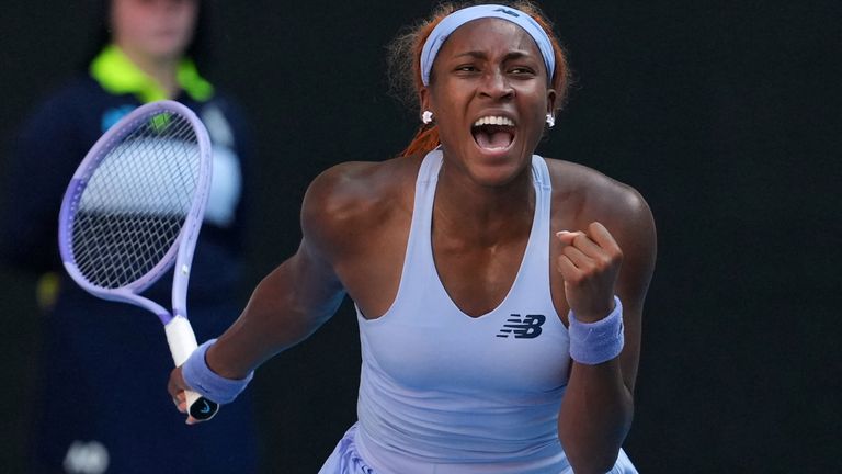 L'Américaine Coco Gauff célèbre après avoir battu la Tchèque Karolina Muchova lors de leur match du quatrième tour à l'Open d'Australie. 