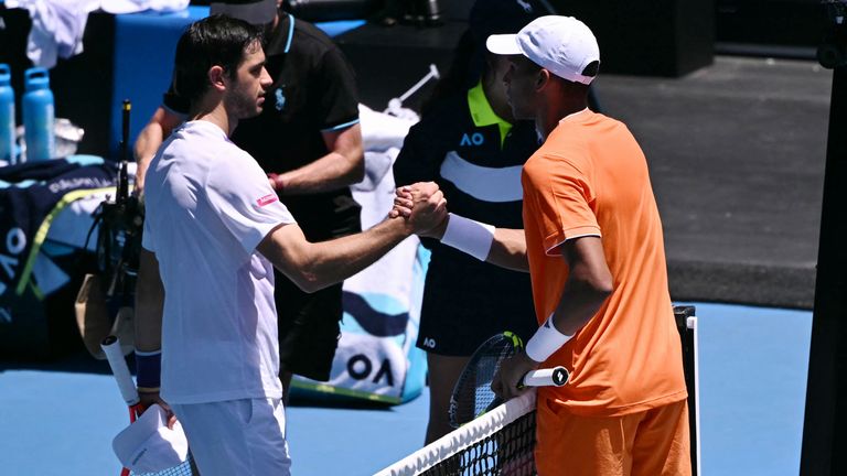 Nuno Borges (L), du Portugal, est félicité par Felix Auger-Aliassime, du Canada, qui a pris sa retraite suite à une blessure, lors de leur match masculin simple le d