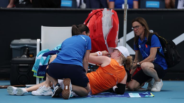 Fran Jones, de Grande-Bretagne, reçoit un traitement médical lors du premier tour féminin contre Linda Klimovicova, de Pologne, au cours de la da