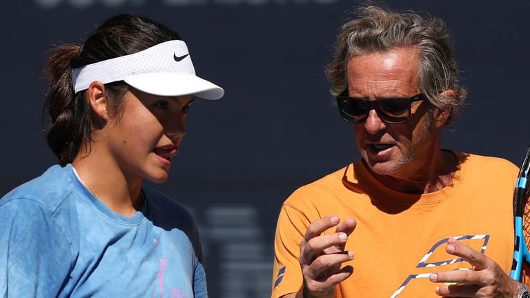 Emma Raducanu s'entraîne avec son entraîneur Francis Roig à l'US Open 2025 à New York