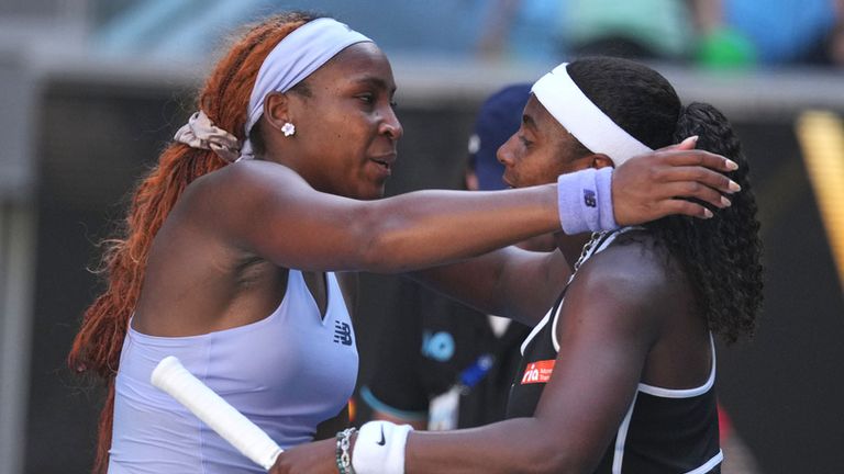 Coco Gauff, à gauche, des États-Unis, est félicitée par sa compatriote Hailey Baptiste 