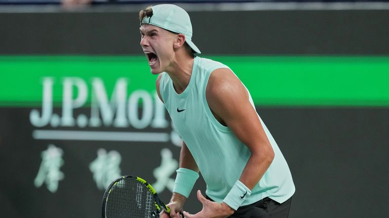 Holger Rune, du Danemark réagit après avoir battu Giovanni Mpetshi Perricard, de France dans le match masculin du Shanghai Masters tenn
