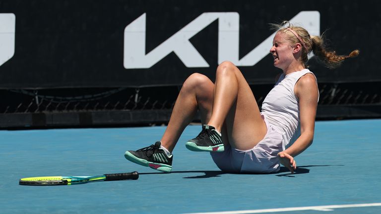 Hollie Smart, de Grande-Bretagne, tombe alors qu'elle participe au premier tour du simple junior filles contre Azuna Ichioka, du Japon, au cours du seve jour