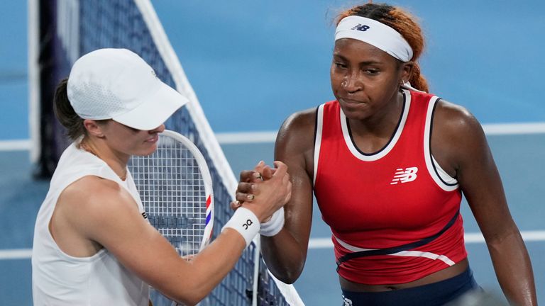 Coco Gauff serre la main d'Iga Swiatek après avoir battu le Polonais à la United Cup en Australie (Associated Press)