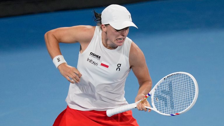 La Polonaise Iga Swiatek célèbre sa victoire sur l'Allemande Eva Lyss lors de leur match en simple féminin lors du tournoi de tennis United Cup à Sydney, le lundi 5 janvier 2026. (AP Photo/Rick Rycroft)
