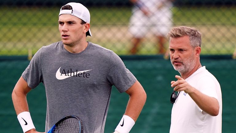 Jack Draper et l'entraîneur James Trotman s'entraînent au All England Lawn tennis and Croquet Club à Wimbledon avant les championnats de Wimbledon, qui commencent le 1er juillet. Date de la photo : jeudi 27 juin 2024.