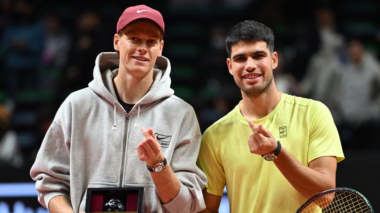 Jannik Sinner (à gauche) et Carlos Alcaraz (à droite) posent après la victoire d'Alcaraz lors d'une exposition en Corée du Sud (Getty Images)
