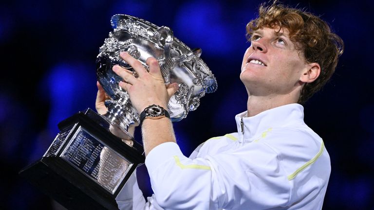 L'Italien Jannik Sinner célèbre avec le trophée de la Norman Brookes Challenge Cup après avoir battu l'Allemand Alexander Zverev lors de la finale du simple messieurs le quinzième jour du tournoi de tennis Open d'Australie à Melbourne le 26 janvier 2025. (Photo de WILLIAM WEST / AFP) / -- IMAGE RESTREINTE À UN USAGE ÉDITORIAL - STRICTEMENT AUCUNE UTILISATION COMMERCIALE --
