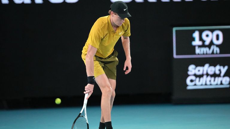 Jannik Sinner, de l'Italie, réagit lors de son troisième match contre Eliot Spizzirri, des États-Unis, au championnat de tennis Open d'Australie.