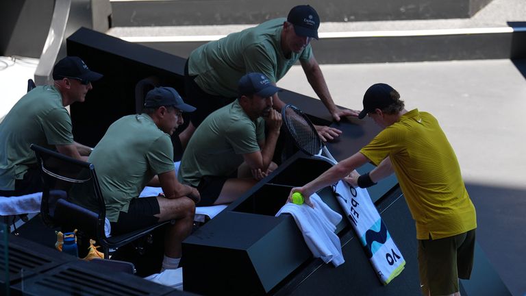 Jannik Sinner, d'Italie, se repose dans son box d'entraînement lors de son troisième match contre Eliot Spizzirri, des États-Unis, à l'Open d'Australie.