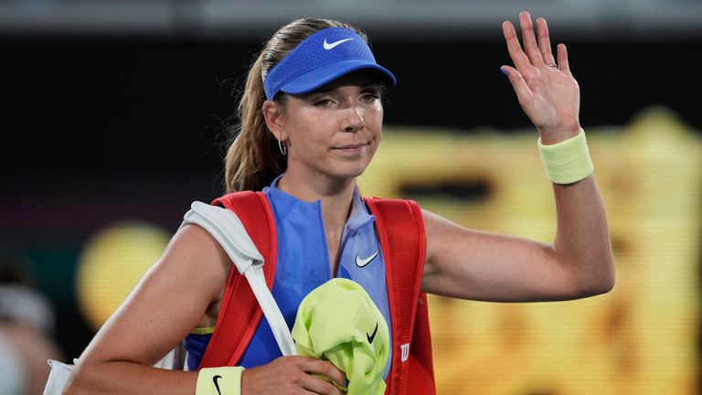 Katie Boulter, de Grande-Bretagne, fait des vagues alors qu'elle quitte le terrain après sa défaite au premier tour contre Belinda Bencic, de Suisse, à l'Ope australien