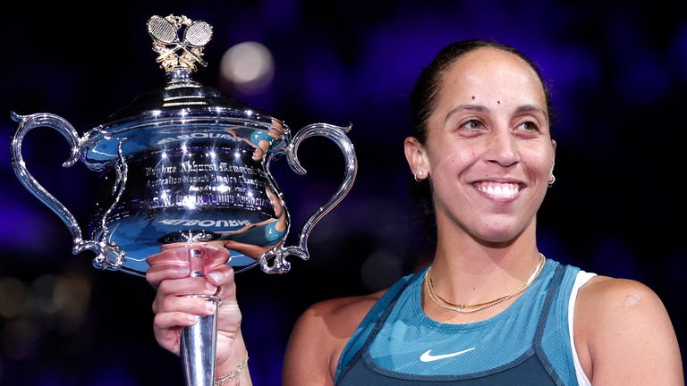 L'Américaine Madison Keys célèbre avec la Daphne Akhurst Memorial Cup après avoir battu la Biélorusse Aryna Sabalenka lors de la finale du simple féminin le quatorzième jour du tournoi de tennis Open d'Australie à Melbourne le 25 janvier 2025. (Photo de Martin KEEP / AFP) / -- IMAGE RESTREINTE À UN USAGE ÉDITORIAL - STRICTEMENT AUCUNE UTILISATION COMMERCIALE -- (Photo de MARTIN KEEP/AFP via Getty Images)