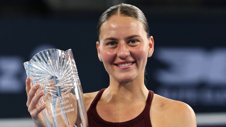 Marta Kostyuk pose avec le trophée de finaliste après avoir perdu contre Aryna Sabalenka lors de la finale internationale de Brisbane 2026 (AP)