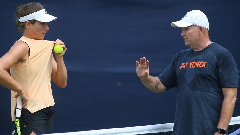 Michael Joyce avec Jonanna Konta s'entraînant pendant la première journée de l'Open Nature Valley au centre de tennis de Nottingham